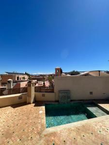 een zwembad op het dak van een huis bij Riad Jnan El Cadi in Marrakesh
