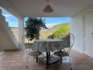 A balcony or terrace at Casa Catalina - Ribeira Sacra