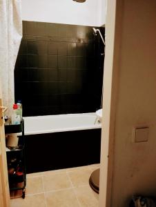 uma casa de banho com um chuveiro e uma banheira em nice rooms in Neukölln - Private Host em Berlim