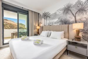 Postel nebo postele na pokoji v ubytování ViVi Homes - Sunny Views Wellness, Gym, Pool & Sea view