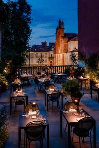 ミラノにあるSerendipity Luxury Apartments - Breraのテーブルと椅子のあるパティオと建物 +28枚の写真