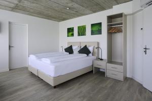 Postel nebo postele na pokoji v ubytování Aabach Hotel