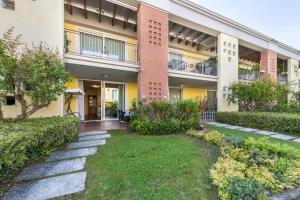 an apartment building with a lawn in front of it at Appartamento Gardazzurro in Padenghe sul Garda