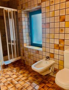 ein Bad mit einem WC und einem Waschbecken in der Unterkunft Piazza Ascona Hotel & Restaurants in Ascona