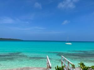 um barco no oceano ao lado de uma praia em BLUE SOLARE 2 - Vacation STAY 14648v em Ilhas Miyako