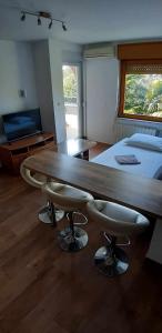 Postel nebo postele na pokoji v ubytování Apartments 30 m from the beach
