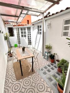 d'une terrasse avec une table, des chaises et une pergola. dans l'établissement SHARED APARTMENT WITH BRIGHT PRIVATE PATIO IN LISBOA, à Lisbonne