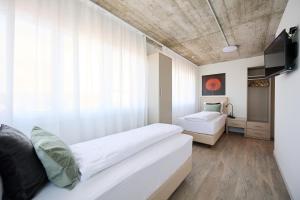 TV a/nebo společenská místnost v ubytování Aabach Hotel