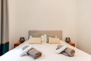 En eller flere senge i et værelse på AoA Plaza Nueva Luxury