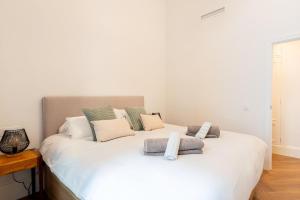 En eller flere senge i et værelse på AoA Plaza Nueva Luxury