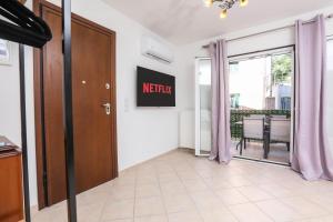 Un pasillo con una puerta a una cocina con una mesa. en Breezy Dream, Corfu, en Corfú