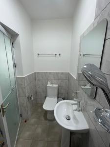 Koupelna v ubytování Mayama Residences
