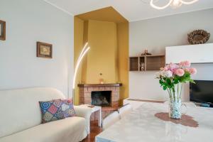 ein Wohnzimmer mit Tisch und Kamin in der Unterkunft Casa Maria - trilocale con patio, garage e WiFi in San Martino della Battaglia