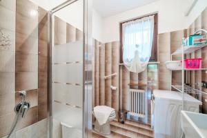 ein Badezimmer mit Dusche, Toilette und Waschbecken in der Unterkunft Casa Maria - trilocale con patio, garage e WiFi in San Martino della Battaglia + 23 Fotos