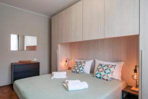 ein Schlafzimmer mit einem Bett, auf dem zwei Handtücher liegen in der Unterkunft Casa Maria - trilocale con patio, garage e WiFi in San Martino della Battaglia