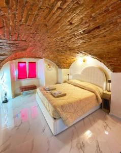 een slaapkamer met een groot bed en een stenen plafond bij Lovely homes in Genua