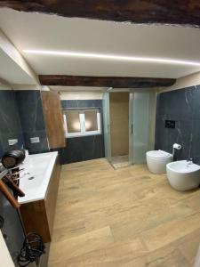 łazienka z 2 umywalkami i 2 toaletami w obiekcie Lovely homes w Genui