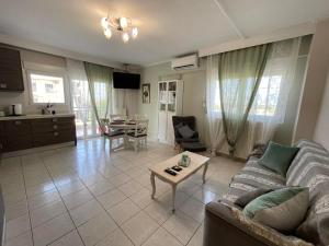 a living room with a couch and a table at La Famiglia Appartment in Perea