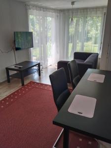 sala de estar con mesa, sillas y TV en Sagzahnblick en Kundl