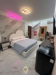 1 dormitorio con 1 cama grande y TV. en Lovely homes en Génova