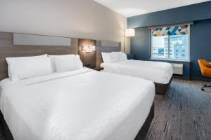 Postel nebo postele na pokoji v ubytování Holiday Inn Express & Suites Vaughan-Southwest by IHG