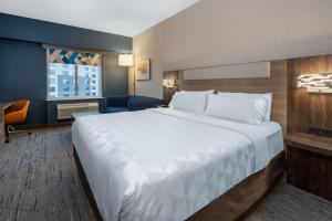 Postel nebo postele na pokoji v ubytování Holiday Inn Express & Suites Vaughan-Southwest by IHG