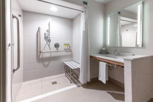 Koupelna v ubytování Holiday Inn Express & Suites Vaughan-Southwest by IHG