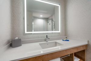 Koupelna v ubytování Holiday Inn Express & Suites Vaughan-Southwest by IHG