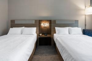 Postel nebo postele na pokoji v ubytování Holiday Inn Express & Suites Vaughan-Southwest by IHG