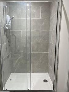 eine Dusche mit einer Glastür in einem Badezimmer in der Unterkunft The Chequers in Downham Market