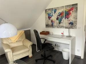 a room with a desk and a chair and a desk with a desk at Wolfenbüttler Apartment in Wolfenbüttel