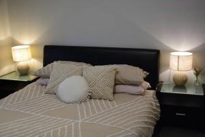 Katil atau katil-katil dalam bilik di Wallace Cottage Dog friendly accommodation +10 gambar