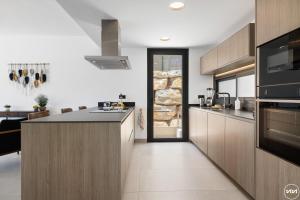 Køkken eller tekøkken på ViVi Homes - Villa Yara Pool, Sauna, Jacuzzi & Cinema + 59 billeder