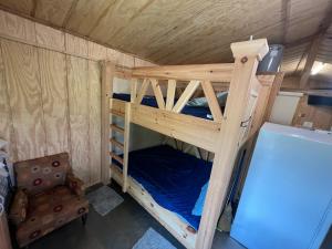 Litera en habitación con sofá y silla en Field House on Lake Godstone, en Jacksboro