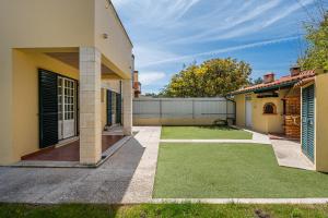 una casa con un cortile con erba verde di GuestReady - Peaceful Escape in Praia de Mira a Praia de Mira