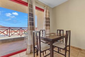 una sala da pranzo con tavolo e sedie e un balcone di Precioso Triple en Jandía Beach a Morro del Jable