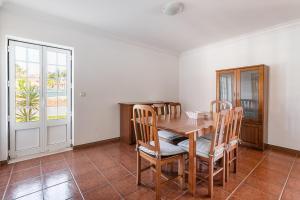 una sala da pranzo con tavolo e sedie in legno di GuestReady - Peaceful Escape in Praia de Mira a Praia de Mira
