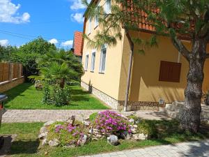 A garden outside MeLuIs