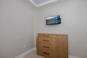 ein Schlafzimmer mit einer Kommode und einem Wandgemälde in der Unterkunft Guanaco House, Hot water, Wifi, Air conditioning , prime location ,Sinai in Santa Ana
