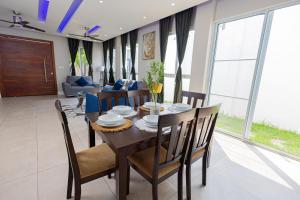 ein Esszimmer mit Tisch und Stühlen in der Unterkunft Guanaco House, Hot water, Wifi, Air conditioning , prime location ,Sinai in Santa Ana