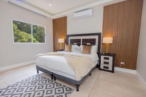 ein Schlafzimmer mit großem Bett und Fenster in der Unterkunft Guanaco House, Hot water, Wifi, Air conditioning , prime location ,Sinai in Santa Ana