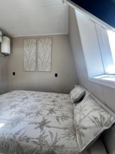 een kleine slaapkamer met een bed en een raam bij New modern apartment (55m2) in the city center in Enschede