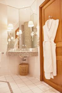 uma casa de banho com um lavatório e um espelho em Hôtel Golf Château de Chailly em Chailly-sur-Armançon