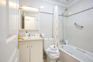 y baño con lavabo, aseo y bañera. en Apartment By The Sea, en San Andrés 15 fotos más