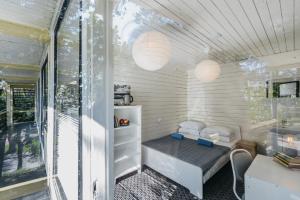 ein kleines Zimmer mit einem Bett und einem Fenster in der Unterkunft Kastytis in Nida