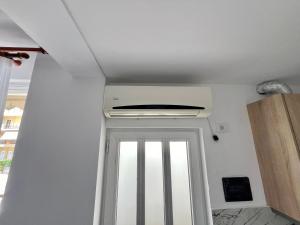 a white ceiling with a vent above a door at Graci Apartments in Sarandë