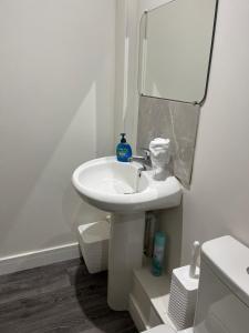 Ein Badezimmer in der Unterkunft The Chequers