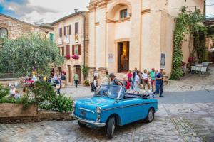 an old blue car parked in front of a building at La casa di MonAmì in Spello
