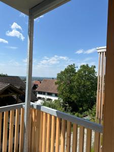 een uitzicht vanaf het balkon van een huis bij Bodenseeblick Dornbirn in Dornbirn
