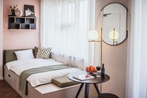 - une petite chambre avec un lit et une table dans l'établissement The Circus Living, à Berlin